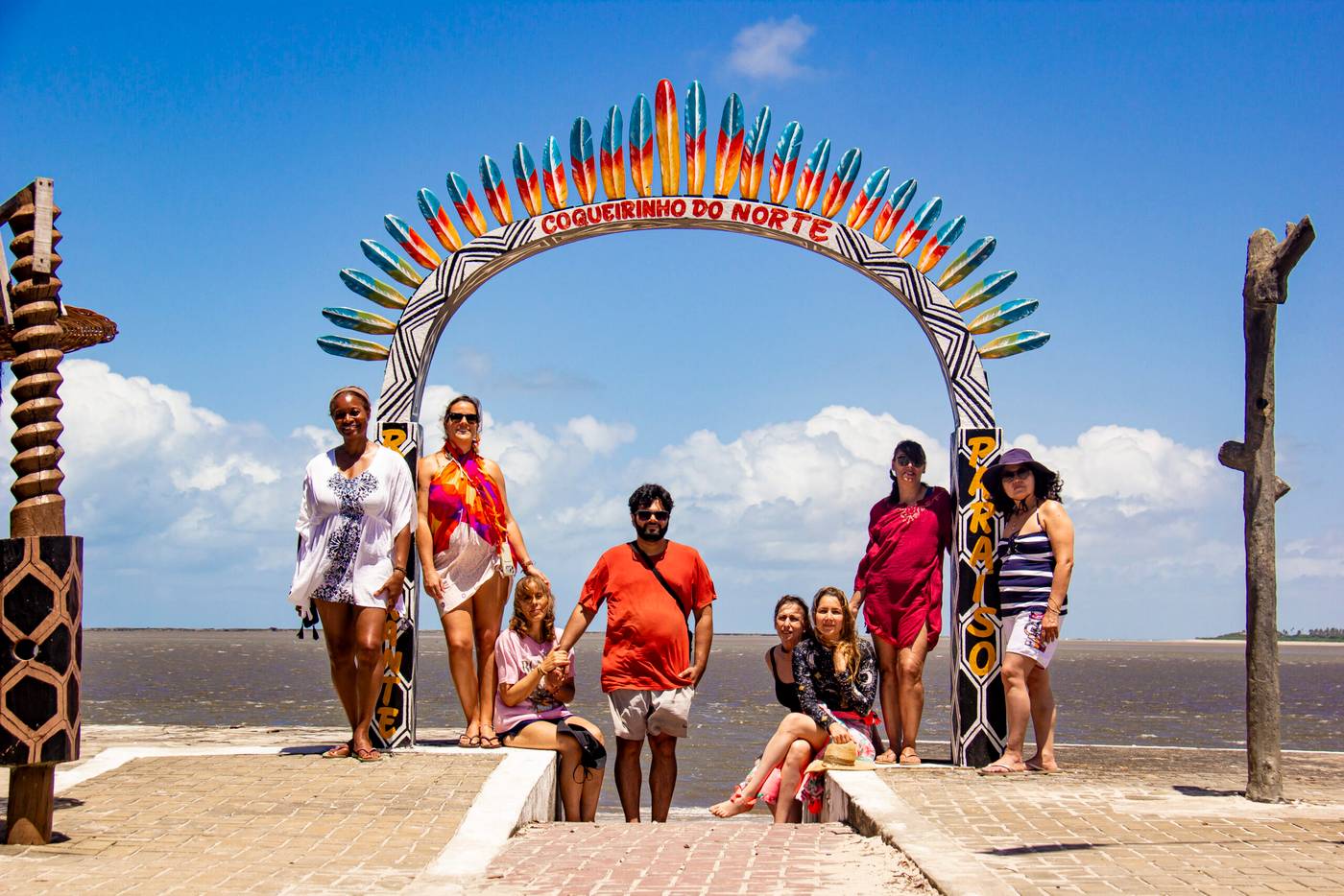 Grupo del retiro bajo el arco de plumas de Coqueirinho do Norte, Paraíba
